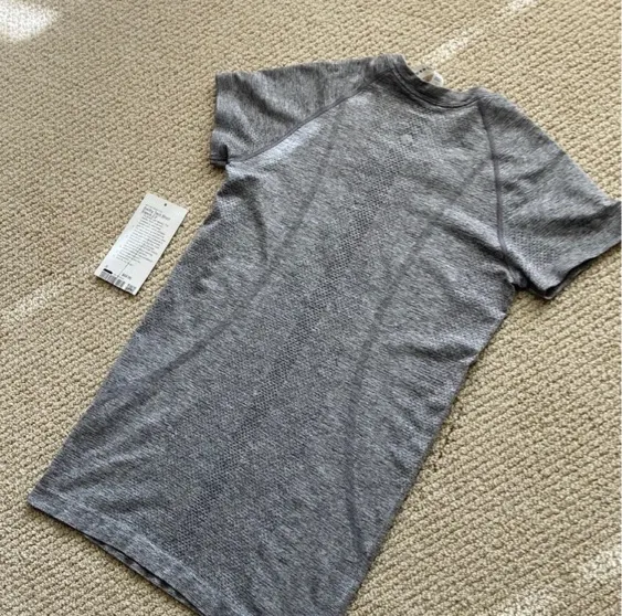 Lululemon Swiftly Tech Short Sleeve 2.0 Crew Shirt Size 6 Slate White Like New - Image 6