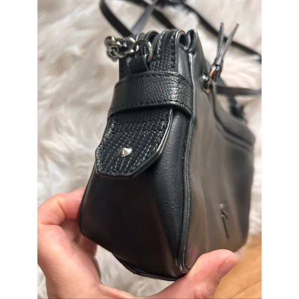 Vera Wang Black Sling Bag Crossbody Wallet Phone Purse - Image 2