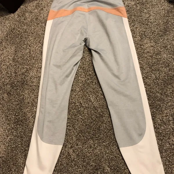 Abercrombie and fitch athletic leggings - size medium - Image 4