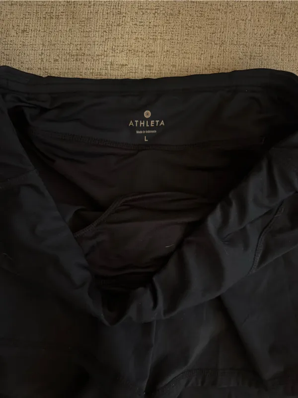 Athleta Black Women's Bike Shorts with Reflective Trim Size Large - Image 4