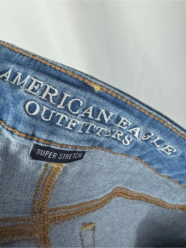 American Eagle AEO Light Blue Wash Hi Rise Shortie Denim Shorts 2‎ - Image 4