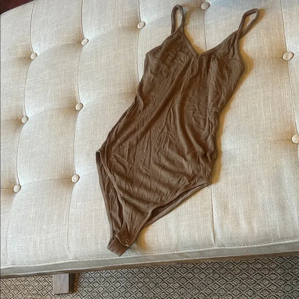 Agolde Brown Ribbed V-Neck Spaghetti Bodysuit Size Small - Image 3
