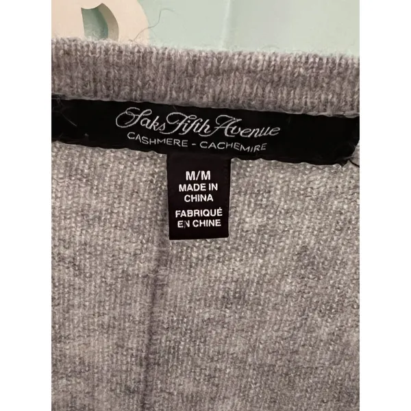 Saks Fifth avenue Sweater M‎ Gray v neck cashmere long sleeve Light Weight - Image 4