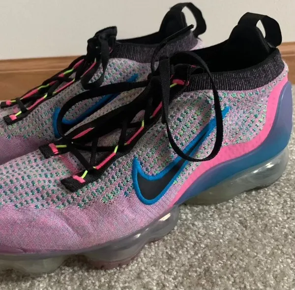 Nike Women’s  Air Vapormaxes 2022 - Image 3