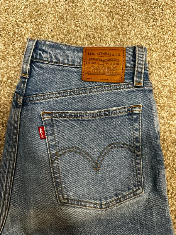Levi’s Cropped Blue Jeans - Image 2