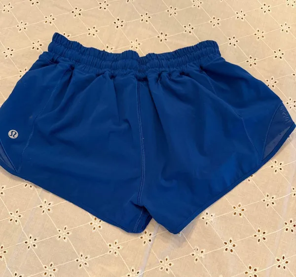Lululemon Low-Rise Hotty Hot 2.5" Shorts Lined - Image 2
