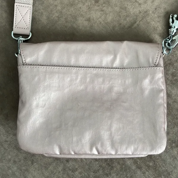 Kipling crossbody purse. Adjustable strap. Flap over closure w/ snap. Light pink - Image 5