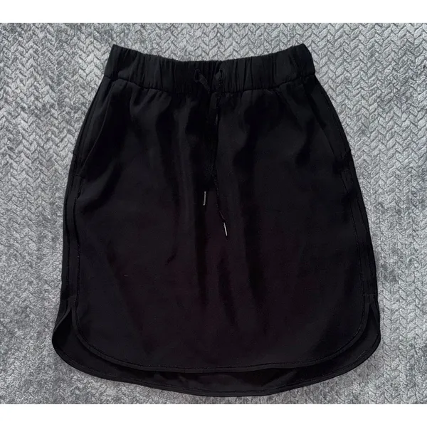 Lululemon Womens On The Fly Skirt Black Travel‎ Commute Curved Hem Sz 6 - Image 4
