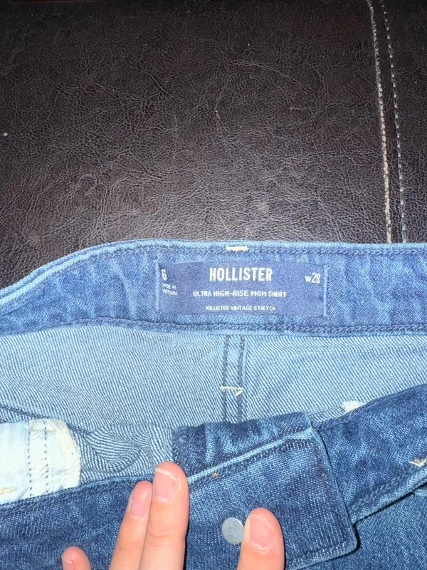 Hollister High Rise Mom Shorts - Image 3