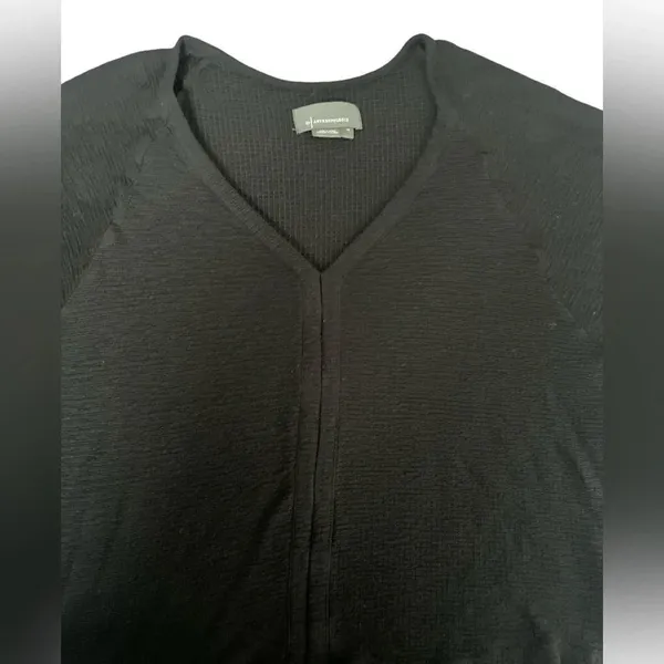 Anthropologie Long Sleeve Top Black Waffle Knit V-Neck Textured, Size Medium - Image 4