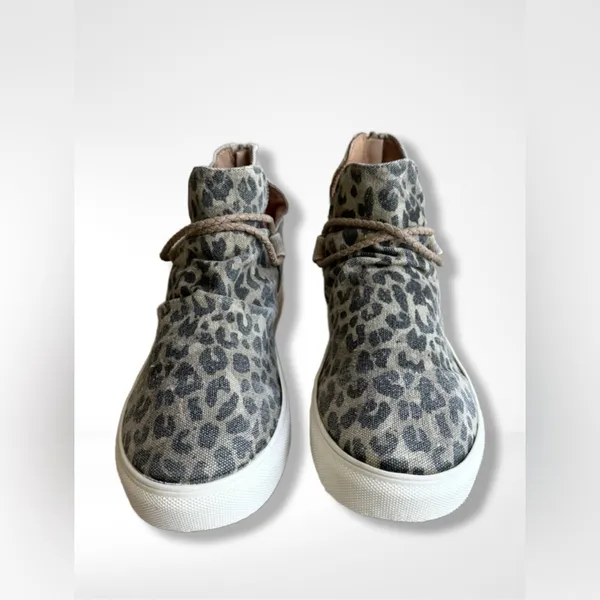 Women’s VERY G Buckle Brand Survivor Leopard Print Back Zip Sneaker Boot Sz:8 - Image 2