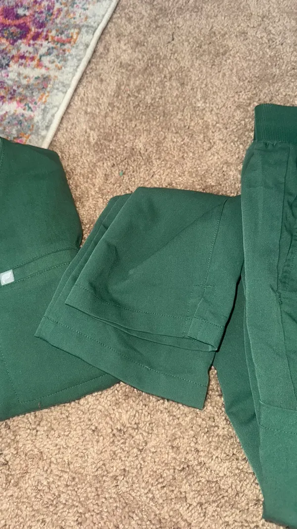 Fabletics Scrubs Set green  - Image 4