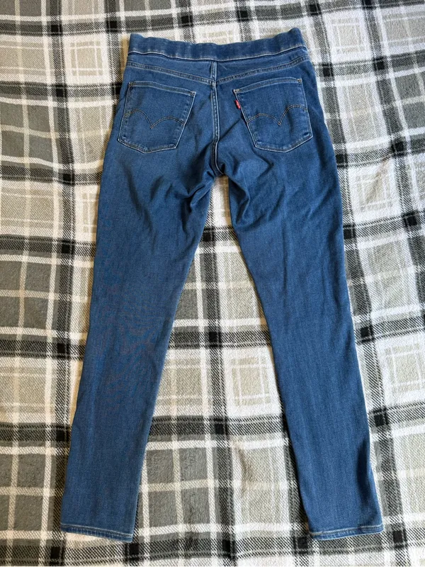 Levi's‎ Women's Shaping Legging Jeans in Medium Wash Blue - Image 2