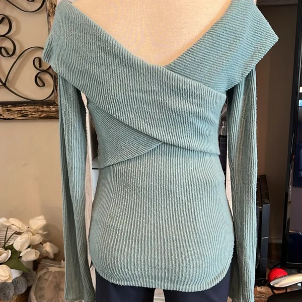 Free people Marley off the shoulder, ribbed, soft, plush material size Small - Image 6