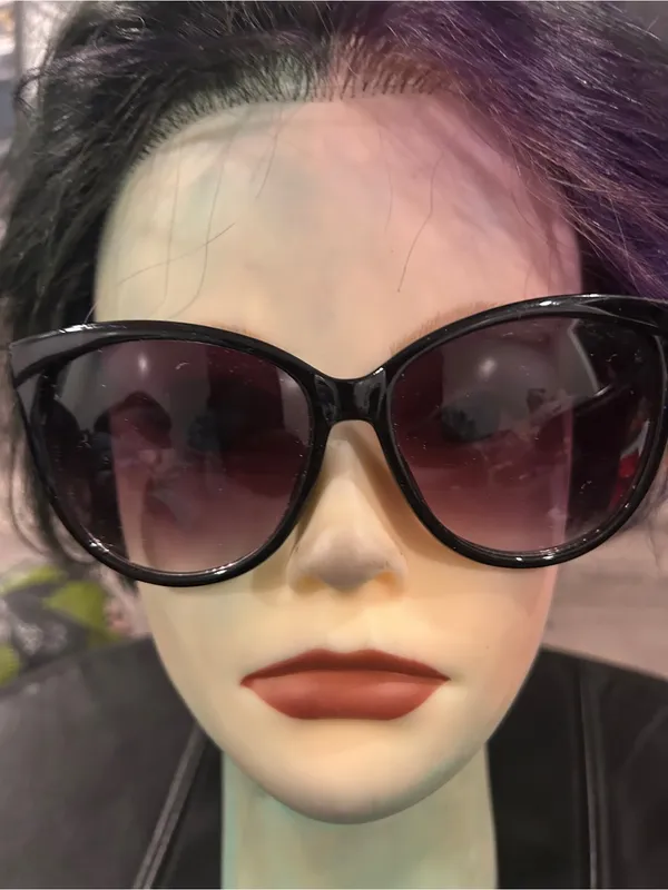 Steve Madden Black Frame Sunglasses with Dark Gradient Lenses - Image 6