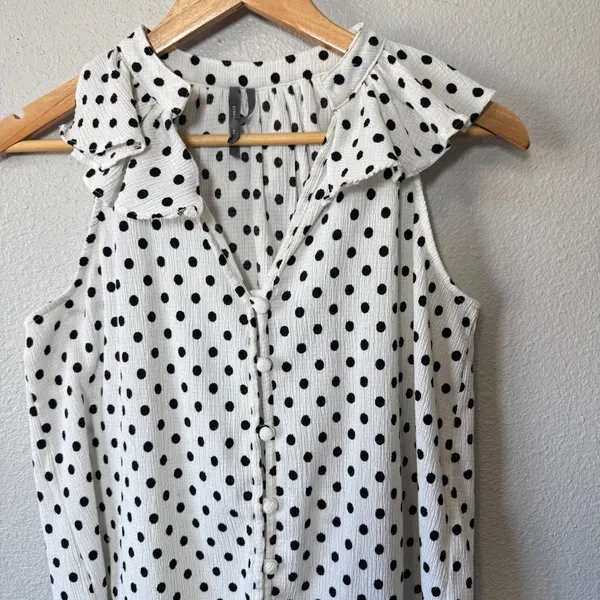 Anthropologie Polka Dot Ruffle Neck Sleeveless Button Up Shirt M‎ White Black - Image 8