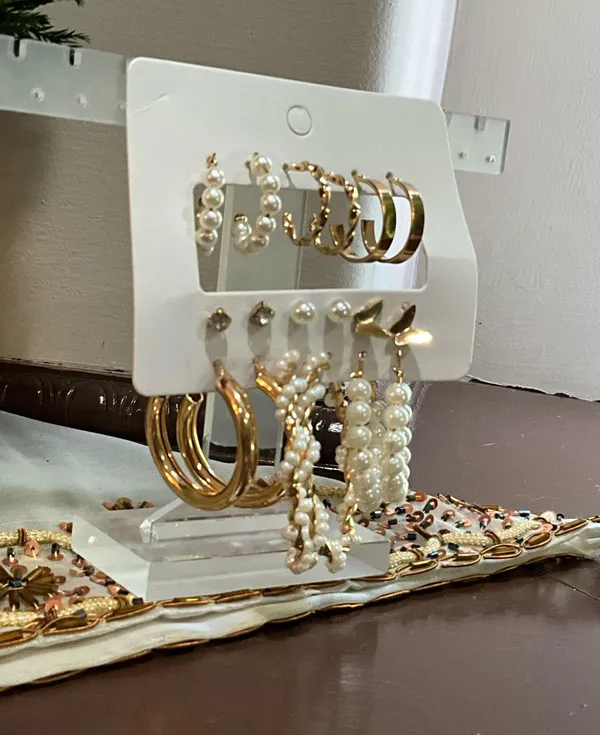 Elegant Gold and pearl earring set - Image 3