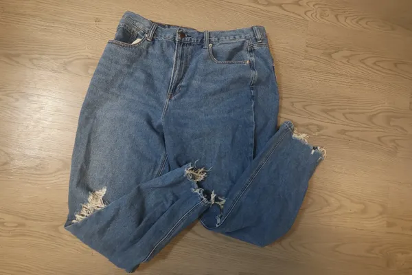 American Eagle Outfitters mom jean raw hem jeans denim in blue size 14. - Image 3