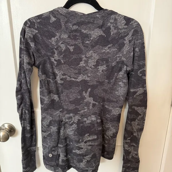 Lululemon grey camo long sleeve athletic shirt size 8 - Image 7