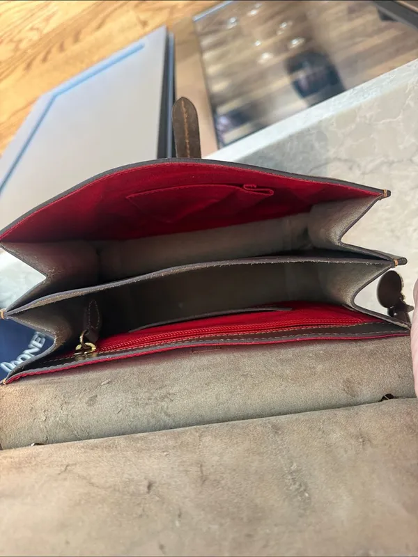 Dooney and Bourke flip tab Alto messenger crossbody - Image 7