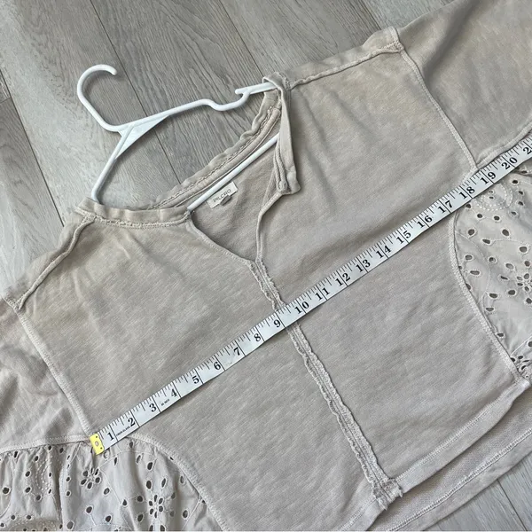 Pilcro Eyelet Sweatshirt batwing crop womens Beige (medium) boho anthropologie - Image 4