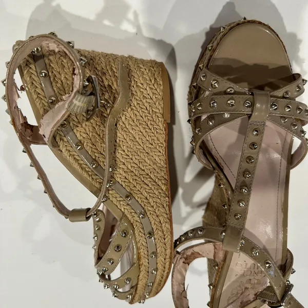 Vince Camuto Spiked, Tan, Patent Leather, Wedge Heels -‎ Size 7.5 - Image 2