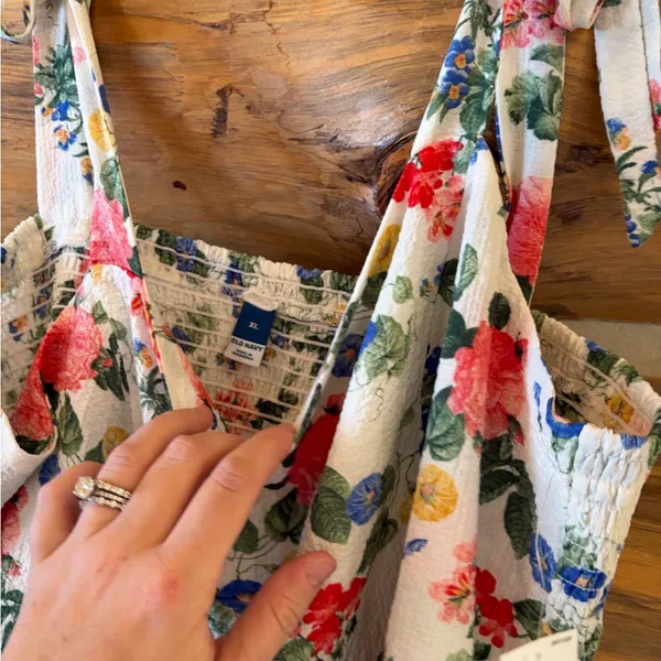 Old Navy Cropped Fitted Floral Tank Top size XL - Image 3