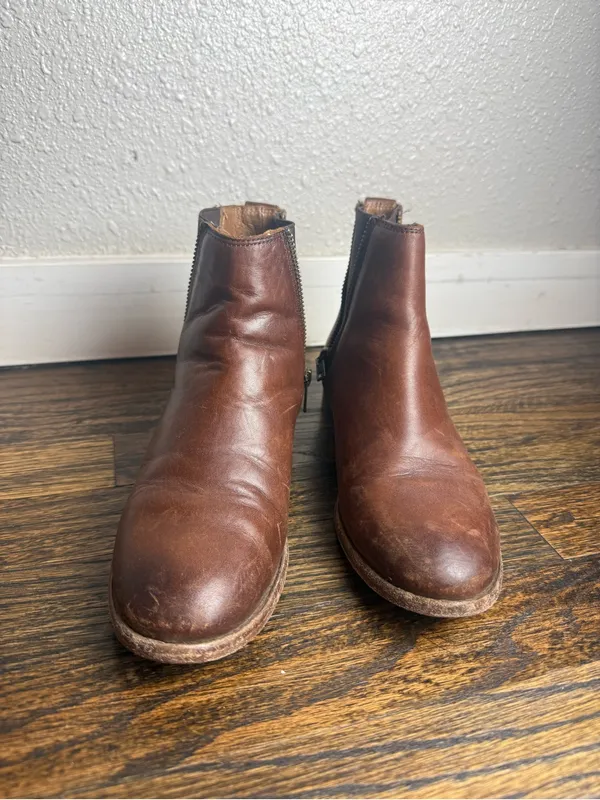 Frye Carly Zip Chelsea‎ Boots Women’s Brown Leather Ankle Booties Size 6.B - Image 2
