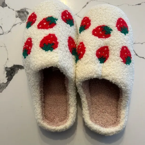 Cozy Strawberry Pattern Slippers NWT White Size 8.5 - Image 3