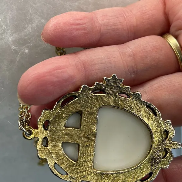 Vintage Christmas scene cameo style necklace - Image 3