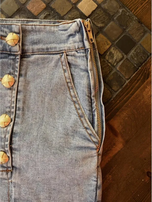 Vintage Y2K Cookie & Sebastian Light Wash Gold Button Denim Shorts size small - Image 3