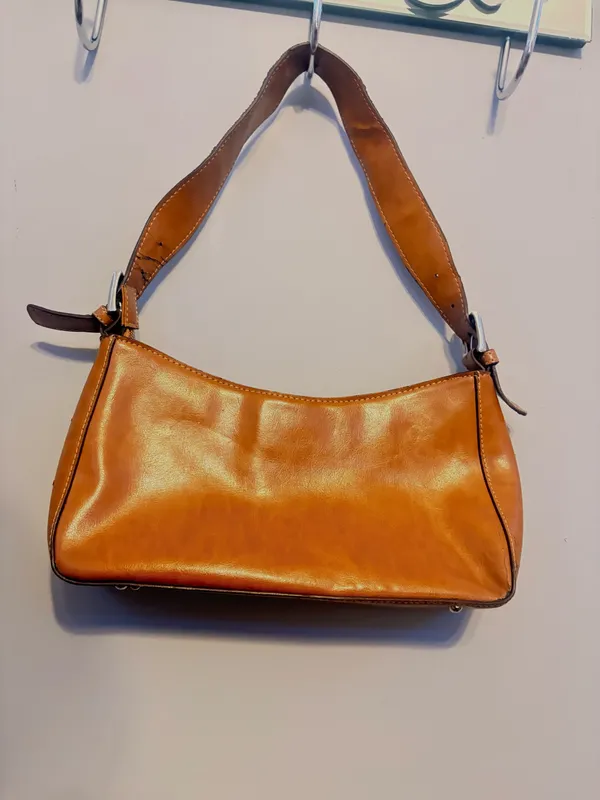 Trendy 90s/early 2000s style baguette purse in a warm camel/tan color. Perfect minimalist everyday bag that fits comfortably under the arm. - Image 2