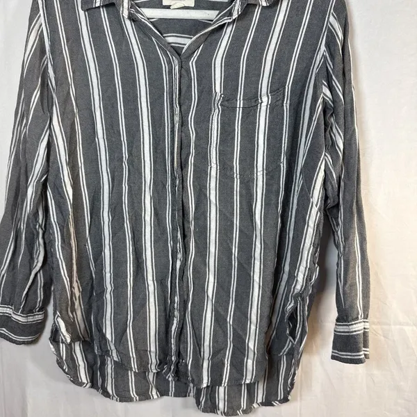 American Eagle Oversized Fit Grey And White Striped Button Shirt Women’s Medium - Image 9
