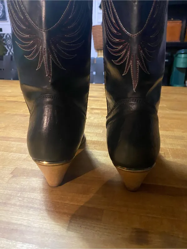 dingo Black Leather Western Heeled Boots with Tan Stacked Heel - Image 4