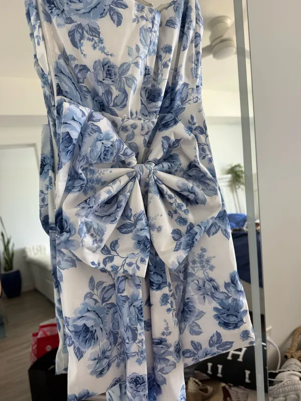 Blue and white mini dress with bow train - Image 4
