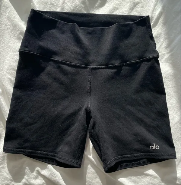 Alo Yoga 5” Airbrush High-Waist Biker Short Black - Image 2