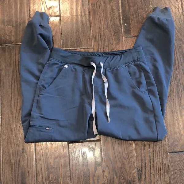 FIGS technical collection nurses/RN scrubs joggers size small - Image 2