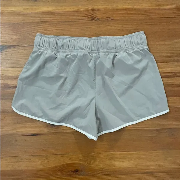 Yogalicious Taupe Lightstreme Sprint Shorts Womens Size Medium Athleisure - Image 4