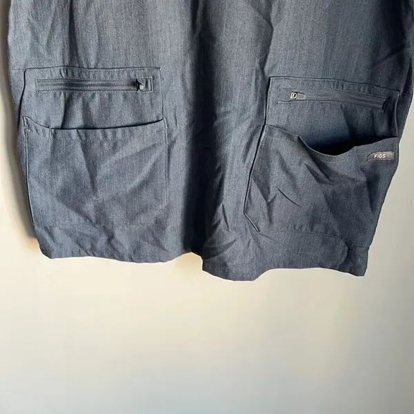 Figs scrub zipper pockets - Image 3