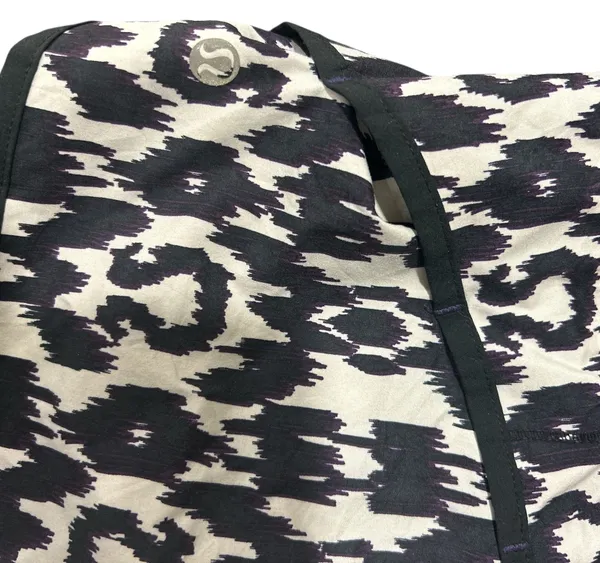 Lululemon Size 4 black, purple White Ikat 2.5” Inseam Print Run Speed up shorts - Image 4
