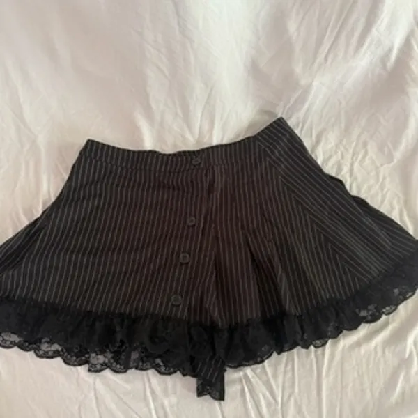 NWT new delia's pinstripe lace mini skirt size large - Image 2