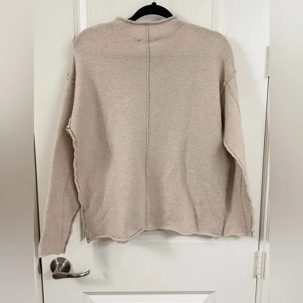 Cozy Women's Beige Sweater Size M - Image 5
