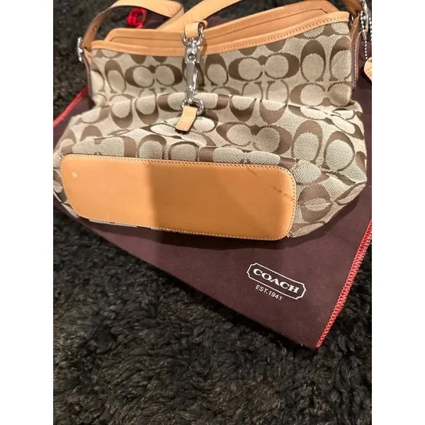 Classic coach pattern handbag in brand new condition - Image 2
