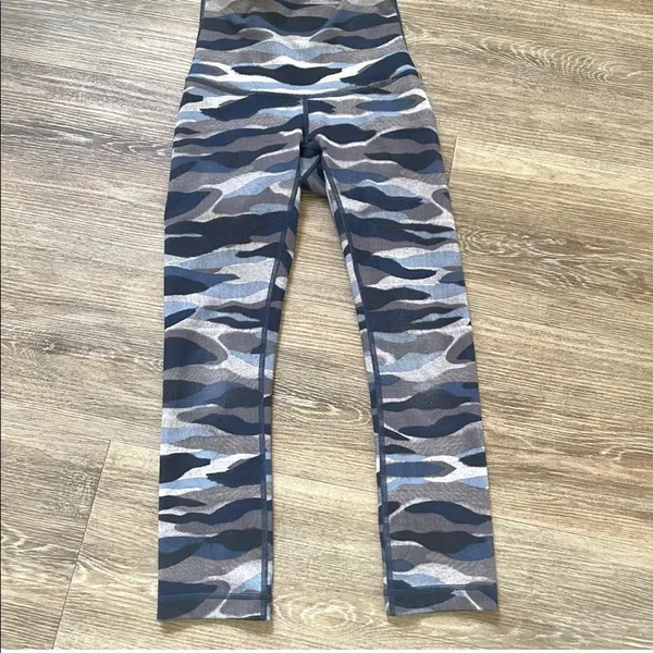 Lululemon wunder under Camo crop leggings - Image 4
