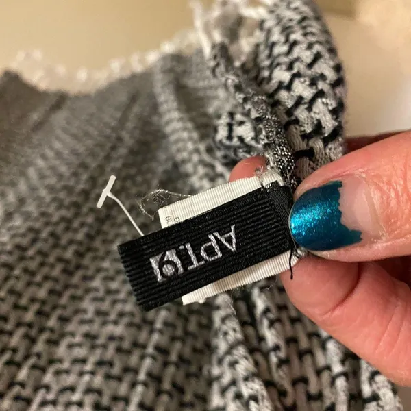 Apt 9 Women’s Scarf 18”H X 68” W 18x68 Black & White Print 100% Rayon - Image 6