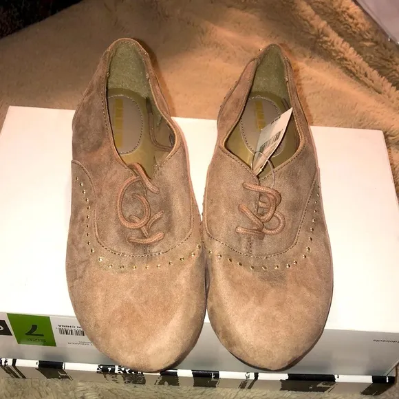 NWT Dream Out Loud Lace Up Shoe, size 6 - Image 2