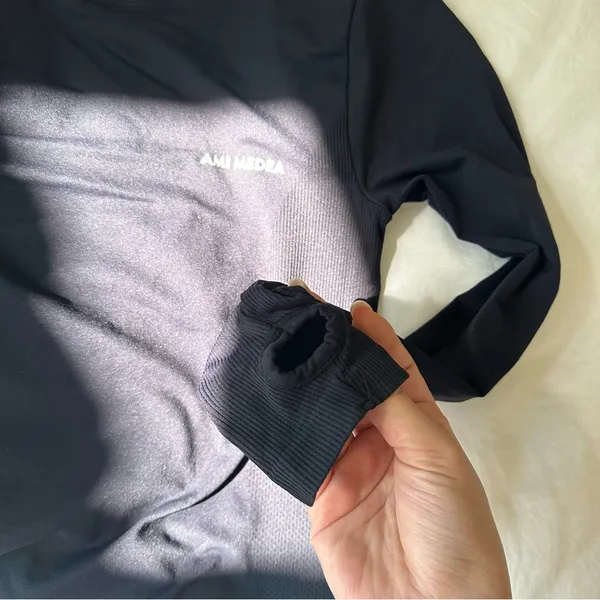 Women's black workout long sleeve with thumb holes - Image 4