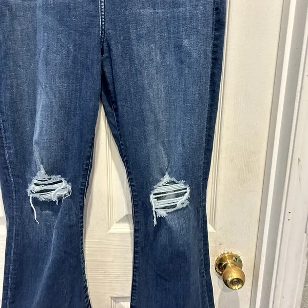 7 For All Mankind Kick‎ Flare Jeans Womens 32 Ripped Knee Bootcut Denim - Image 2