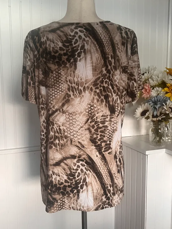 Animal Print Textured Top Short sleeves, round neckline. - Image 2