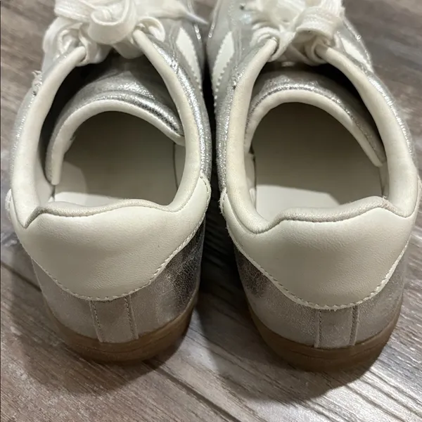 Universal Threads silver sneakers 7.5 - Image 5